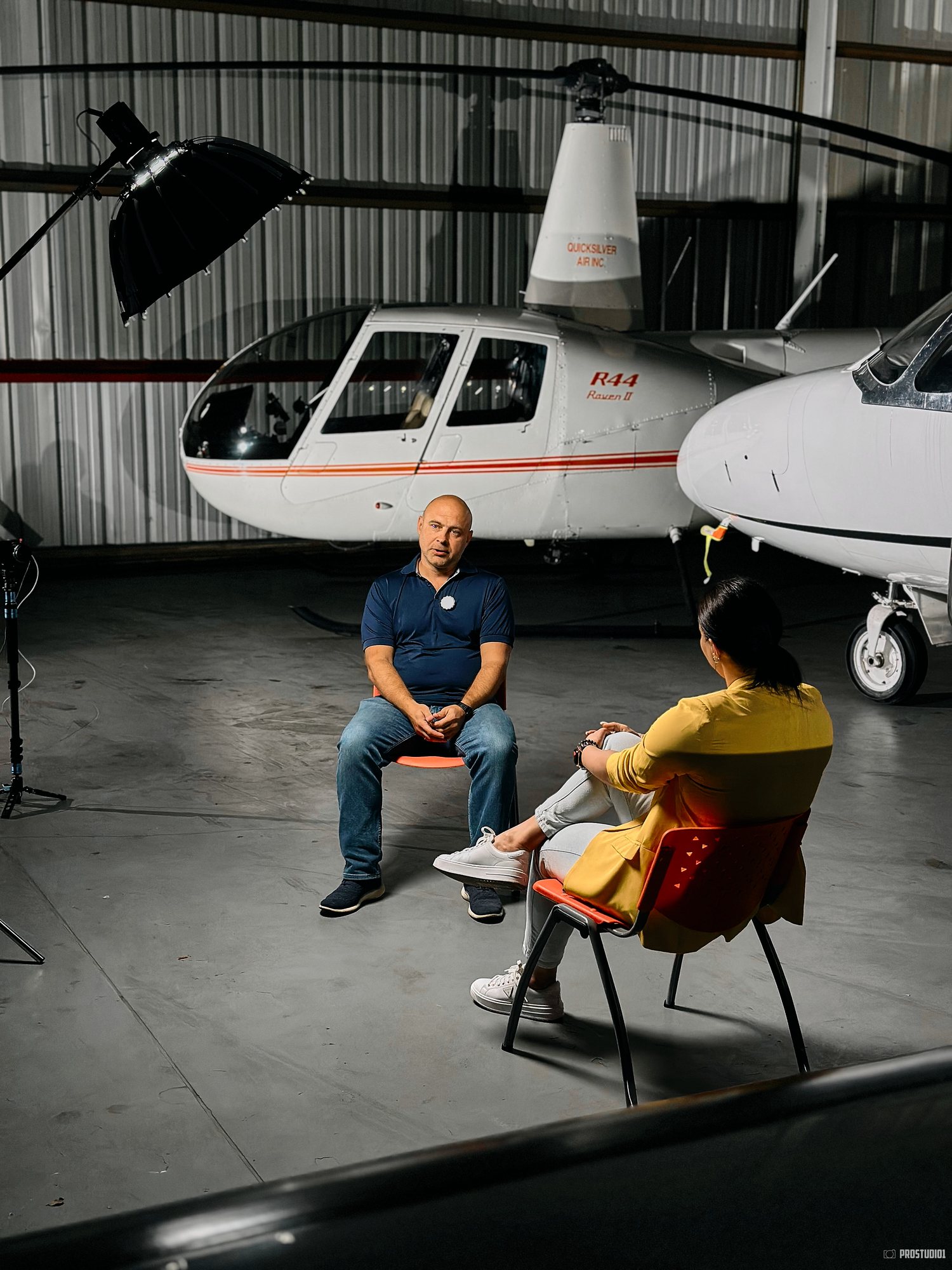 Andrei Borisevich durante la conversación, con el helicóptero Robinson R44 detrás