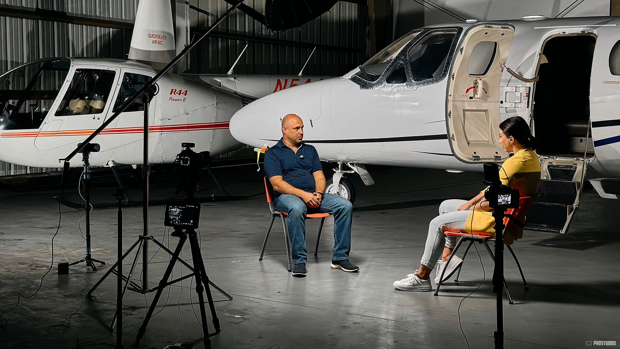 Grabación del episodio con Andrei Borisevich en el hangar, junto a un jet Cessna y un helicóptero Robinson R44